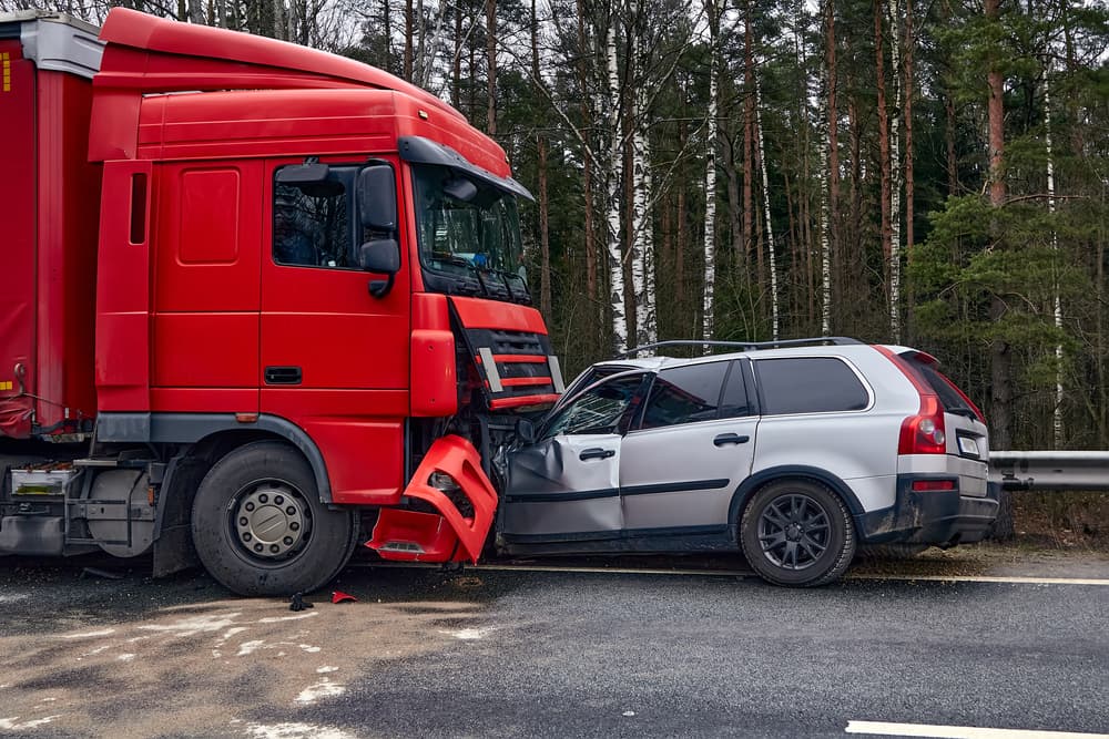 ¿Cómo puede ayudarle un abogado de accidentes de camiones?