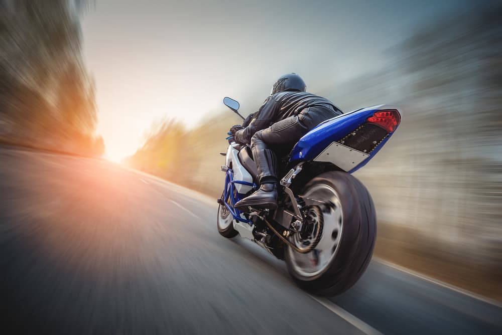 ¿Qué causa los accidentes de motocicleta?